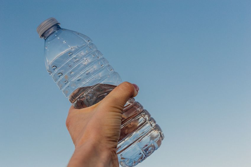 Acqua in bottiglie di plastica: è davvero sicura?